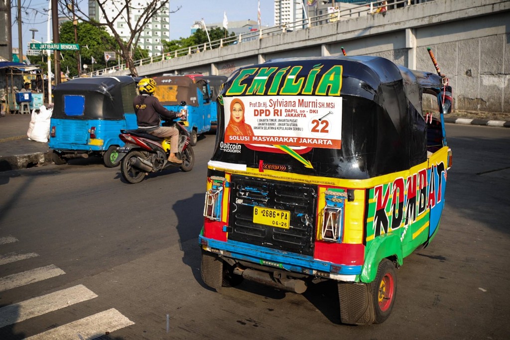 Ragam Alat Peraga Kampanye di Angkutan Umum Jelang Pemilu 2