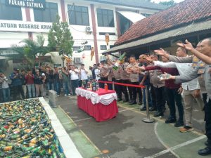 Polres Cirebon Kota Gaspol! 3.391 Botol Miras Dimusnahkan