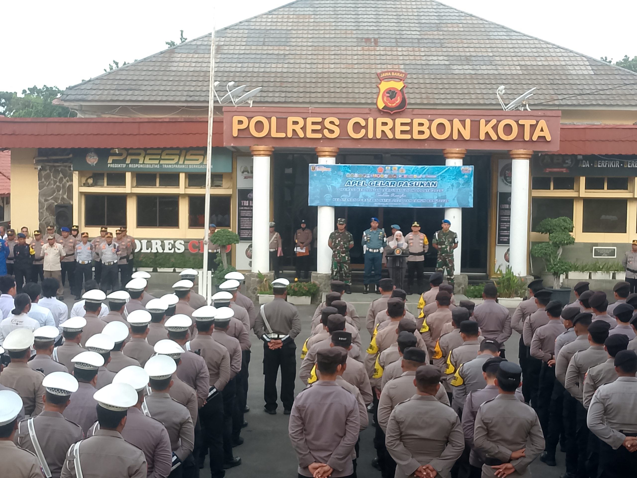 Kepolisian Resor (Polres) Cirebon Kota menggelar Apel Gelar Pasukan di halaman Mapolres Cirebon Kota. (Foto: fok. wan)