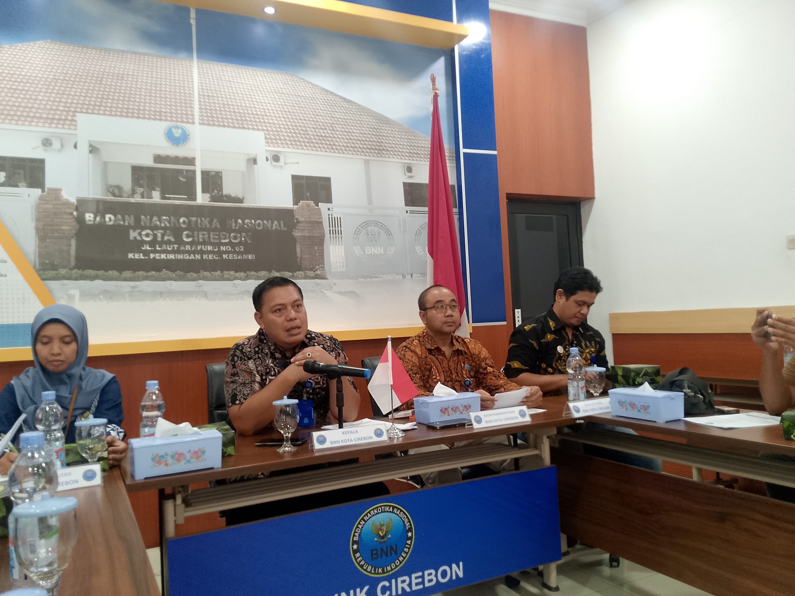 Kepala BNN Kota Cirebon, AKBP Rohadi, memaparkan capaian kinerja lembaganya selama tahun 2025 dalam kegiatan press release yang digelar di Kantor BNN Kota Cirebon, Selasa (23/12/2025). (Dok: wan)