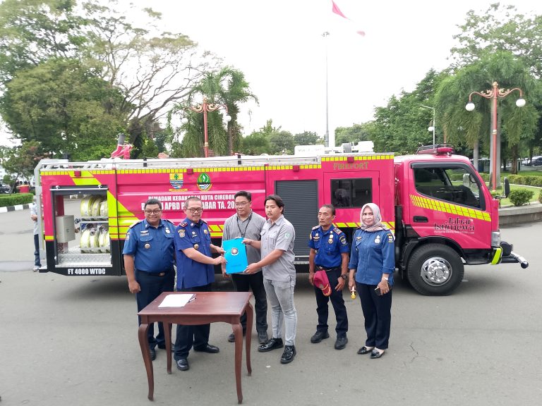 Penyerahan mobil pemadam kebakaran bantuan keuangan provinsi. (Dok: wan)