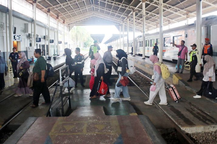KAI Daop 3 Cirebon : Tiket KA Fakultatif Nataru Baru Terjual 15 Persen