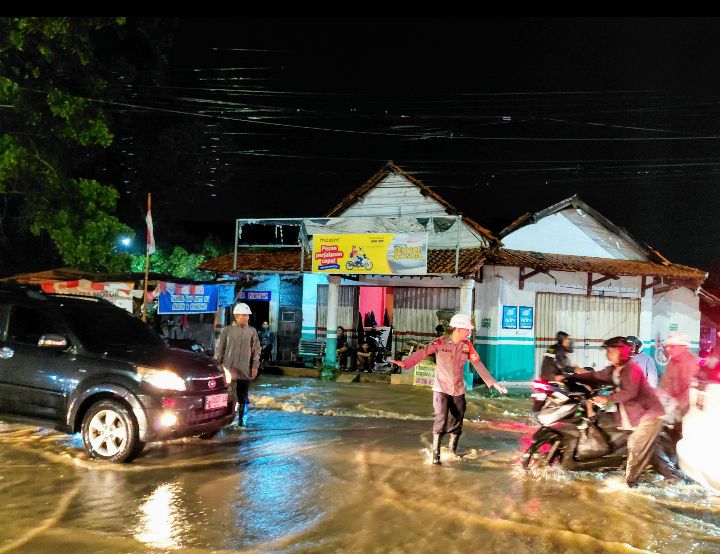 Batalyon C Pelopor Satbrimob Polda Jawa Barat menerjunkan satu peleton atau sekitar 30 personel guna membantu pengaturan lalu lintas di lokasi terendam banjir. (Dok: wan)