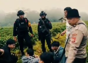 Gagalkan Tawuran Pelajar, Brimob dan Polres Kuningan Amankan Sajam saat Operasi Lilin 2025