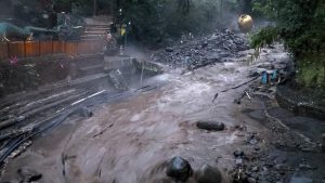 Banjir Bandang Terjang Wisata Guci Tegal, Kolam Air Panas Pancuran 13 Hilang