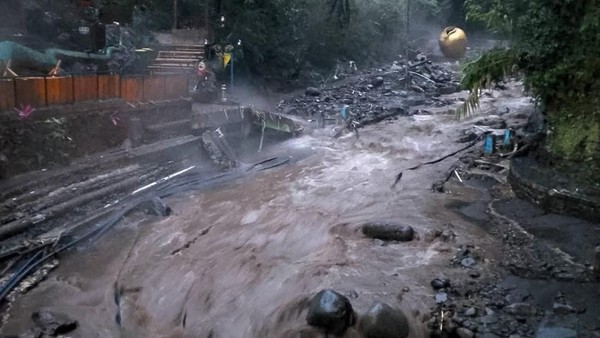Kondisi banjir bandang di kawasan wisata Guci Tegal. (Foto: dok. BPBD Jateng)