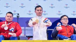 Hilman saat menerima medali emas dalam ajang ASEAN Para Games 2025 di Thailand. (dok. detikjabar)