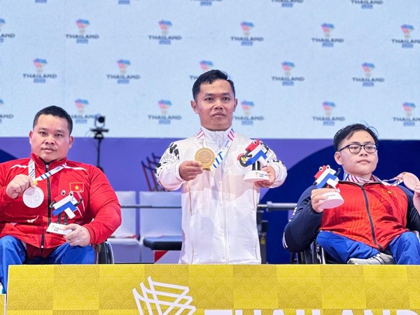 Hilman saat menerima medali emas dalam ajang ASEAN Para Games 2025 di Thailand. (dok. detikjabar)